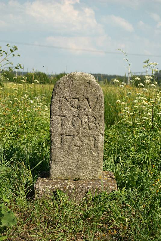 Historický hraniční kámen na hranici Čech a Moravy u Českého Lačnova (mezi Svitavami a Opatovcem).