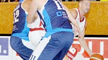 Zasloužené vítězství si ze Svitav odvezli kolínští basketbalisté (v modrém).