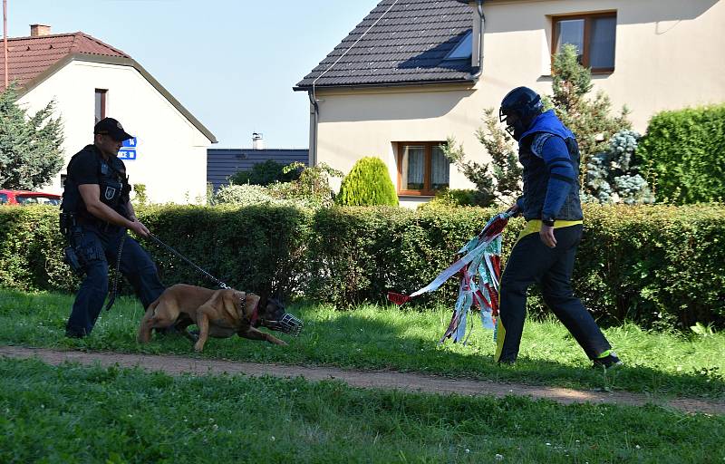 Děti v Dolním Újezdu si v neděli vyzkoušely jízdu zručnosti přes různé překážky. Akci navštívili policisté ze Svitav se služebními psy.