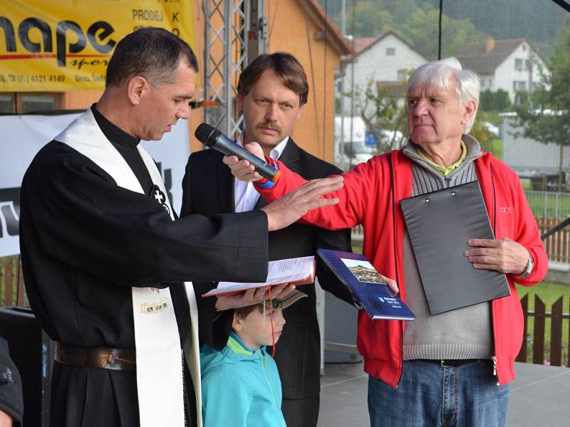 Knihu o dějinách Biskupic představili na kaléšku. Posvětil ji otec Tomasz Wójciak. Nechyběl ani autor Jiří Šmeral (uprostřed).