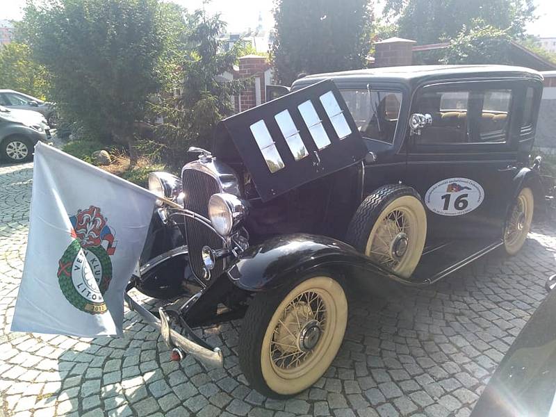 Flídrovi z Litomyšle jedou s Chevroletem z roku 1932 Mezinárodní soutěž spolehlivosti Československem 1921–2021.