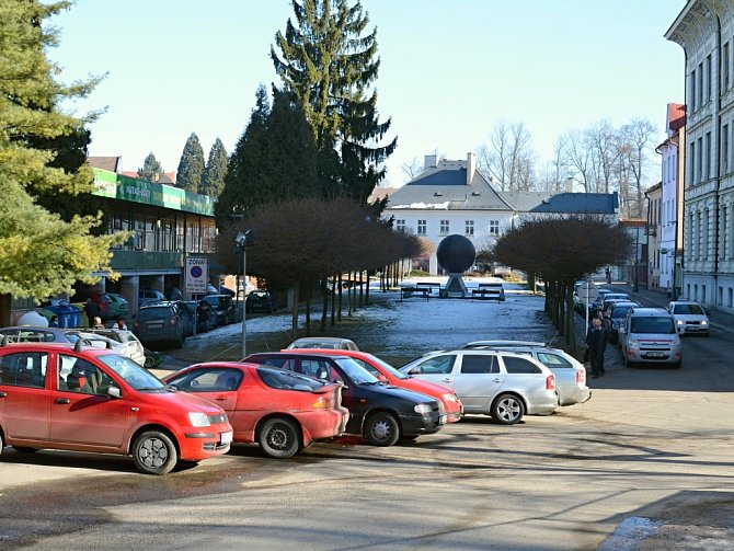 Parkování v okolí Komenského náměstí. 