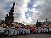 Tříkrálová sbírka v Poličce začala tradičním průvodem králů a živým betlémem na náměstí.