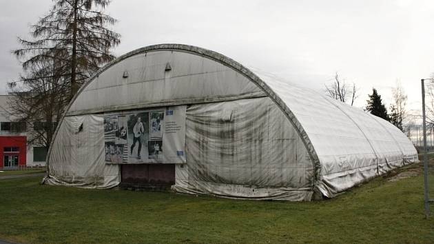 Svitavská radnice chce po letech kompletně rekonstruovat víceúčelovou halu pro tělocvičné hodiny dětí. Opravy mají vyjít na téměř 35 milionů korun.