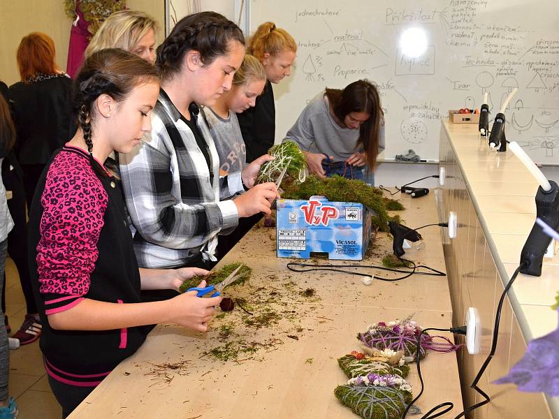 STUDENTI končící základní školu mají jedinečnou možnost nahlédnout pod pokličku středoškolských vzdělávacích institucí. Při projektu Technohrátky mohou už několik let navštěvovat nejrůznější školy, kde se seznámí nejen s prostředím, ale i s výukou. Ve stř