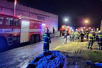Deset jednotek hasičů zasahovalo u požáru kravína v Jedlové.