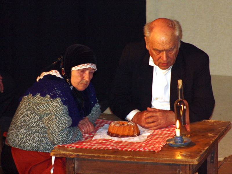 Herci z Divadelního spolku Eduarda Vojana se o víkendu nadobro rozloučili s Maryšou.