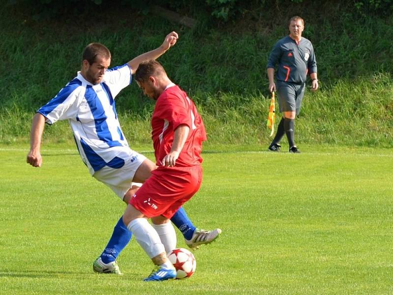 FOTBALISTÉ Dolního Újezdu si poradili s odvěkými rivaly z Morašic (hosté s pruhy) a mohou se těšit na další pohárové dějství. 