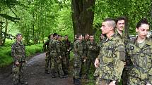 Studenti vojenské školy v Moravské Třebové trénují běh v kanadách a maskáčích.