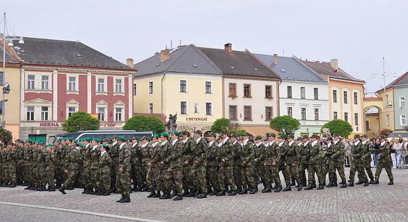 Střední vojenská škola v Moravské Třebové slavila 75 let od založení. Prváci složili na náměstí slib.