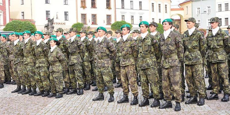 Střední vojenská škola v Moravské Třebové slavila 75 let od založení. Prváci složili na náměstí slib.