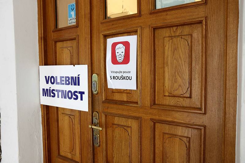 Jedna z volebních místností se v Litomyšli nachází v městské knihovně. V pátek odpoledne sice lidé chodili, ale o davy nešlo. Přicházeli mladí i starší voliči.