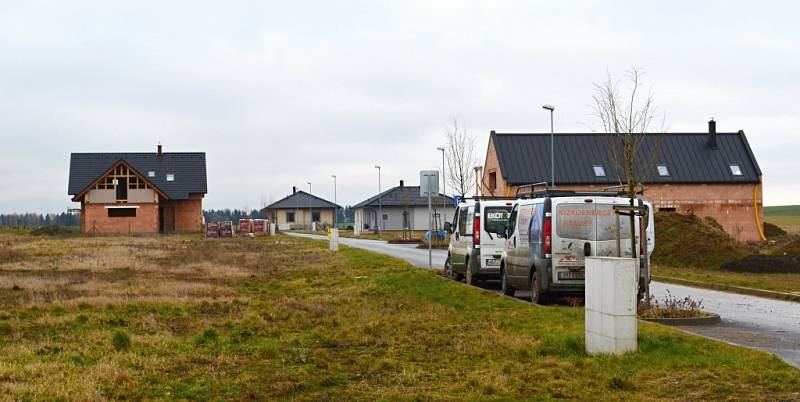 Nové domy v Řikovicích rostou ve směru na Dolní Újezd i ve směru na Osík. Volných parcel pro nové domy ubývá. V plánu obce je hledat nové lokality pro výstavbu.