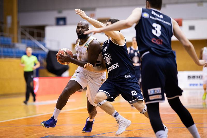 Dekstone Tuři Svitavy vs. BK Armex Děčín (75:82).