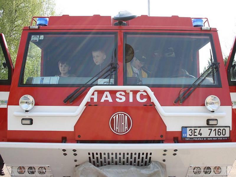 Žáci z prvních až pátých tříd ze Základní školy v Brněnci si v pátek prověřili znalosti pravidel silničního provozu. 