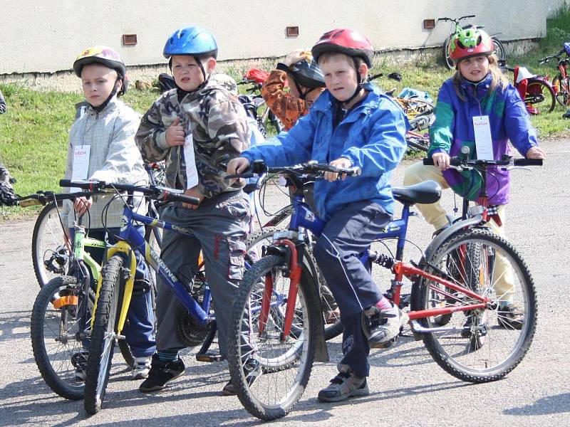 Žáci z prvních až pátých tříd ze Základní školy v Brněnci si v pátek prověřili znalosti pravidel silničního provozu. 