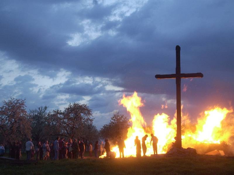 Pálení čarodejnic patří dodnes k velmi živým zvykům. Hasiči ovšem varují před požáry.