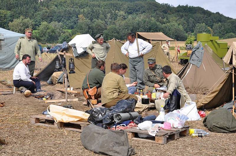 Historická bitva v Mladějově  nabízí nejen  ukázku válečného boje, ale také  představuje život v dobovém táboře.  Lidé si prohlédli vojáky v uniformách i dámy v róbách.    