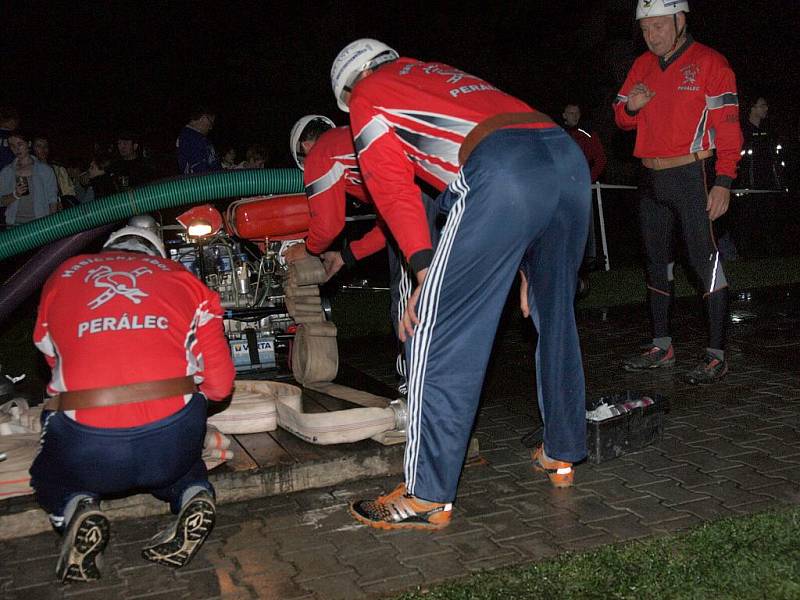 V Oldříši rozjeli hasiči novou tradici, soutěžili za tmy.