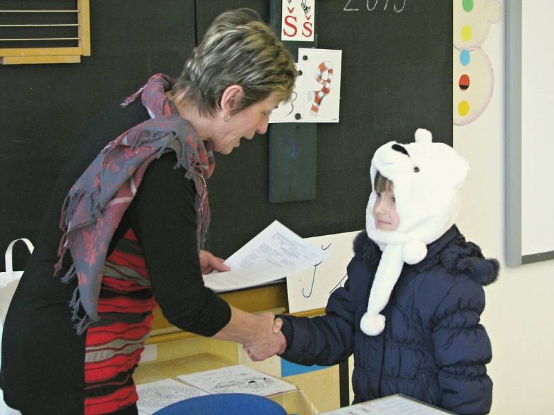 Předání pololetních vysvědčení na ZŠ Felberova ve Svitavách.