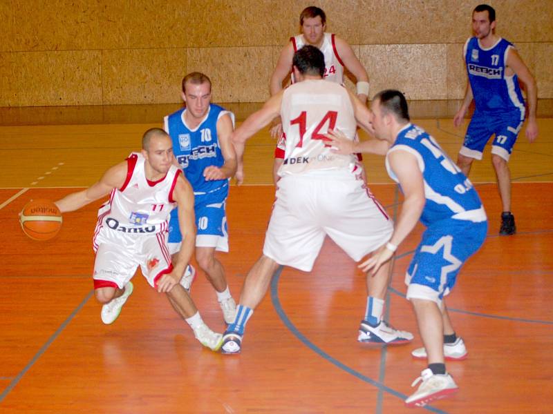 Svitavští basketbalisté (v bílých dresech) marně hledali účinný recept na hru kvalitního olomouckého soupeře. 