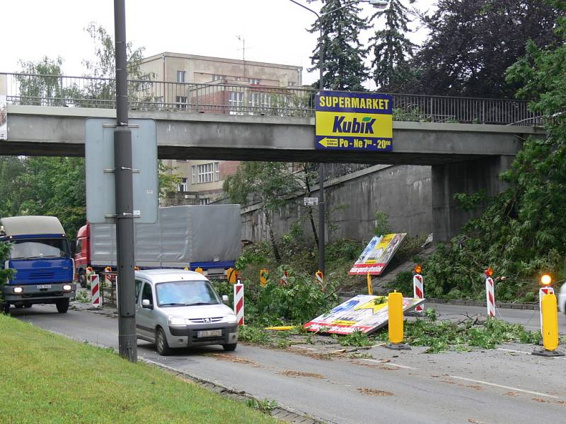 Spadlé větve na silnici I/35 v Litomyšli 