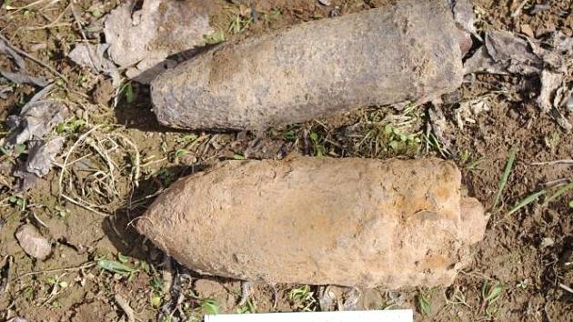 Muž nalezl dělostřelecké granáty ráže 75 a 88 milimetrů, pocházející z druhé světové války.