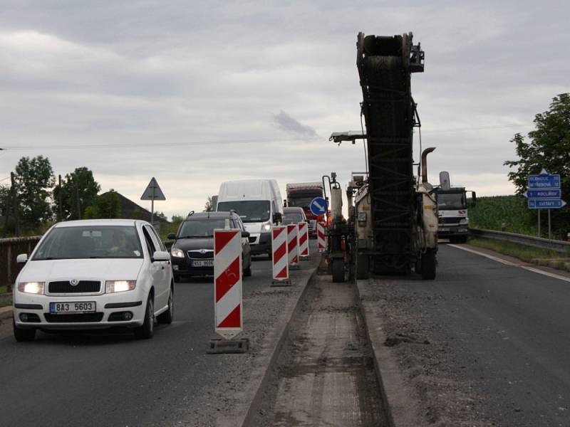 Silničáři začali včera ráno  opravovat most na hlavním tahu z Litomyšle na Moravskou Třebovou. Silnice I/35 u Koclířova je průjezdná pouze v jednom pruhu. Provoz řídí světelná signalizace. Řidiči musí počítat se zdržením. Celková rekonstrukce mostu potrvá