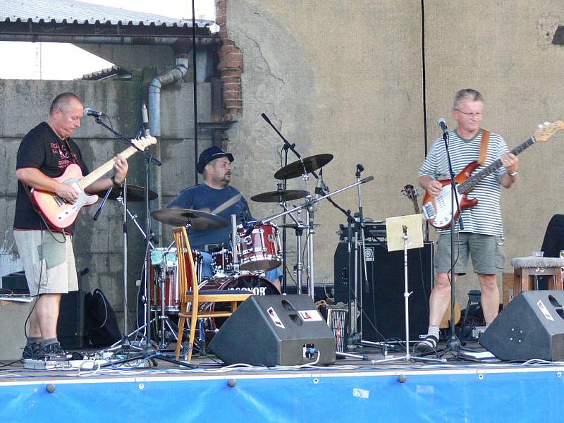 Moravskotřebovská kapela Kaderus Blues vystoupila ve Svitavách v novém sportovním areálu.