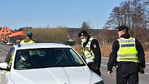 Dva policisté, dva vojáci. Hlídkují u silnice I/34 v Borové u Poličky a kontrolují řidiče, kteří přijíždějí do svitavského okresu ve směru od Hlinska.
