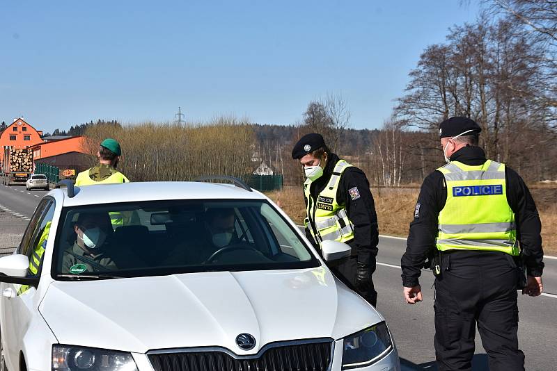 Dva policisté, dva vojáci. Hlídkují u silnice I/34 v Borové u Poličky a kontrolují řidiče, kteří přijíždějí do svitavského okresu ve směru od Hlinska.