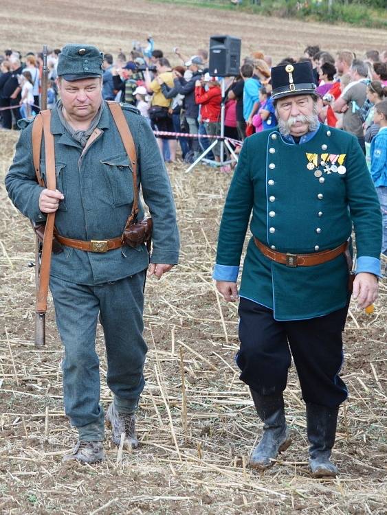 Diváci, kteří přijeli v sobotu do Mladějova,  nepřišli o pořádnou podívanou. Rakušané použili v boji proti Rusům i plamenomet. V lazaretu sténali zranění. Tomu všemu přihlíželi i dámy v dobových róbách. 