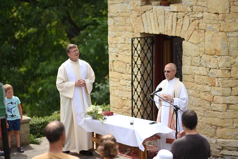 Při bohoslužbě v Příluce byly požehnány nové kroje. Obec má kroje po 70 letech.