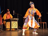 BUUZ A CHUŠÚR. Tradiční mongolská jídla mohli ochutnat všichni, kdo v pondělí přišli do svitavské Fabriky. Hudbu a tance představila hudební skupina Dunjingarav.