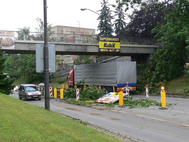 Spadlé větve na silnici I/35 v Litomyšli 