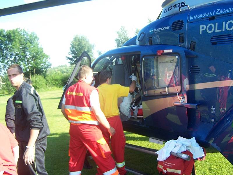Na místě zasahovali záchranáři, pro zraněné přilétly dva vrtulníky.
