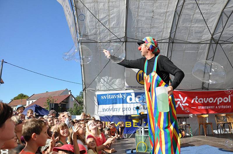 Festival slivovice, to je fenomén z Malé Hané, který do Biskupic patří už třináct let. Kaléšek si letos nenechaly ujít stovky návštěvníků.