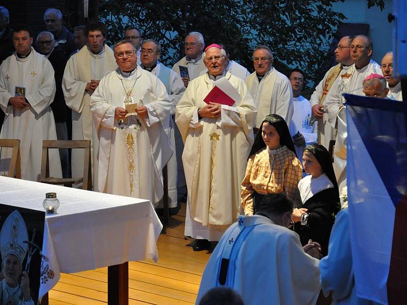 Věřící z celého světa se sešli v Koclířově.  Bohoslužbu vedl arcibiskup Dominik Duka.   