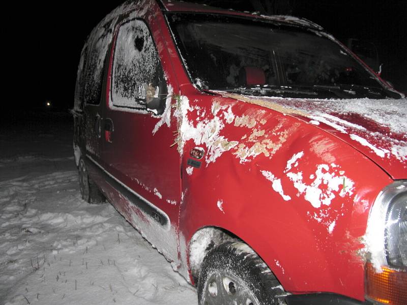 Řidička otočila automobil na střechu.