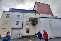 Lidé v sousedství mlýna v Poličce poukazují na černou stavbu, hluk a velkou prašnost.