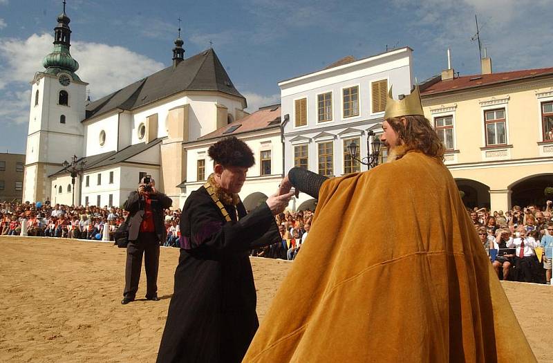 Václav Havel v roce 2006 navštívil Svitavy u příležitosti oslav 750 let města. Doprovázel ho tehdy senátor Petr Pithart.