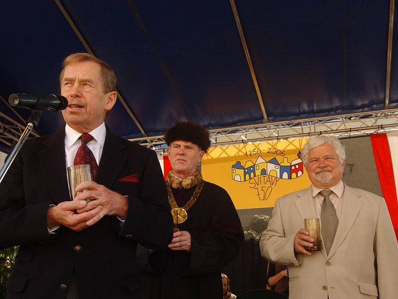 Václav Havel v roce 2006 navštívil Svitavy u příležitosti oslav 750 let města. Doprovázel ho tehdy senátor Petr Pithart.