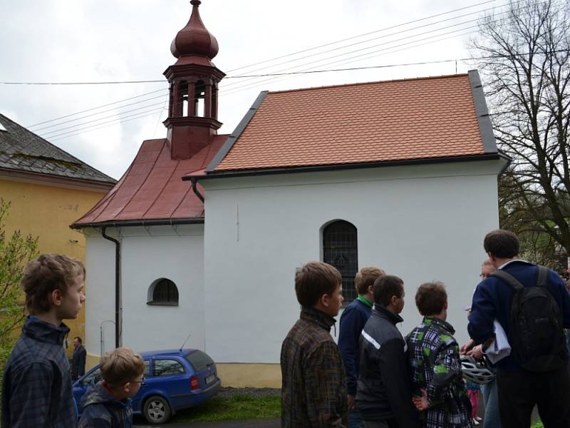 Znovuotevřené kapličce požehnal biskup Josef Kajnek