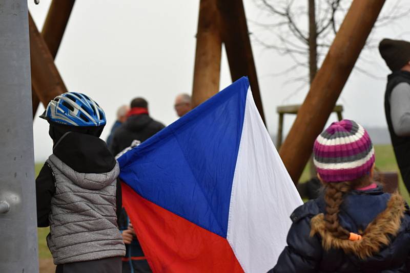 V Čisté otevřeli 17. listopadu u Fajmonovy lípy vyhlídkový chodník.