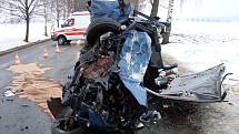 Tragická havárie uzavřela ve středu ráno hlavní tah z Litomyšle do Poličky. Před Lezníkem (Svitavsko) nezvládl řízení muž v peugeotu a narazil do stromu. Na místě zahynul.