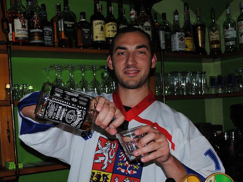 Fanoušci hokeje si užívali finálový zápas v litomyšlském baru. 