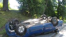 Devětatřicetiletý řidič ze Svitav dostal s vozem Ford Scorpio smyk a narazil do stromu. Vozidlo se převrátilo na střechu.