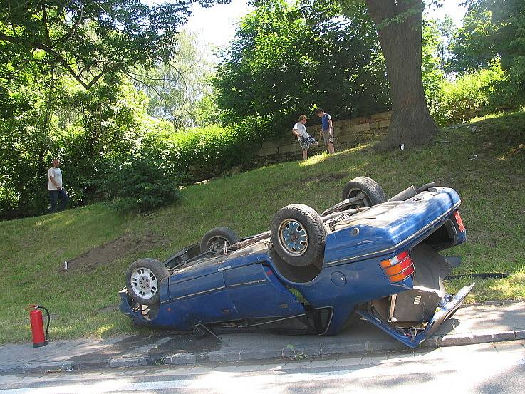 Devětatřicetiletý řidič ze Svitav dostal s vozem Ford Scorpio smyk a narazil do stromu. Vozidlo se převrátilo na střechu.