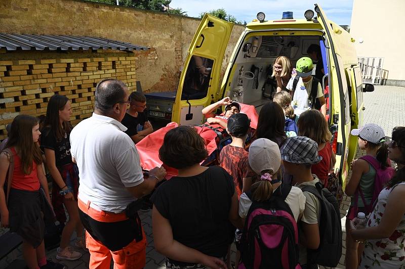 Doplňkovým stanovištěm byla ukázka sanitky ze ZZS