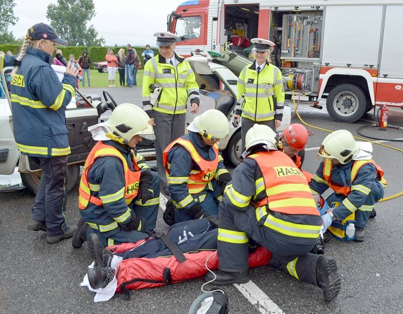 Prohlédnout a vyzkoušet si techniku mohly děti  v areálu Hasičského záchranného sboru ve Svitavách. Hasiči, policisté a záchranáři jim ukázali, jak spolupracují při záchraně života a zároveň dětem poradili, jak se v těchto situacích zachovat.